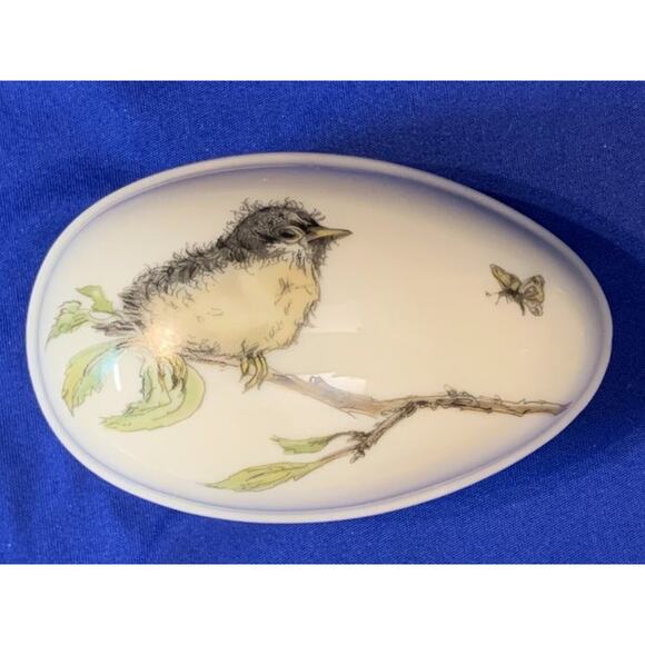 Porcelain Egg Shape Trinket box with Baby Bird and Butterfly 1977 Mary Mugs - Picture 8 of 8